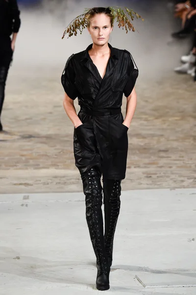 Look 30